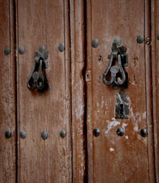 Aldabas y clavos