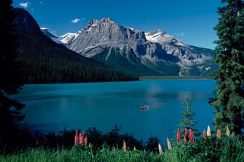 Paseo en piragüa en las Montañas Rocosas