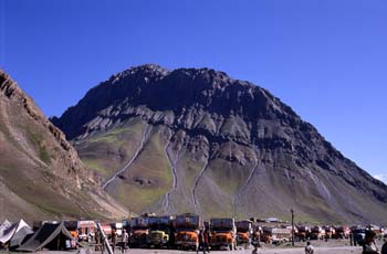Camiones esperando la apertura de la carretera de Ladakh a Cache