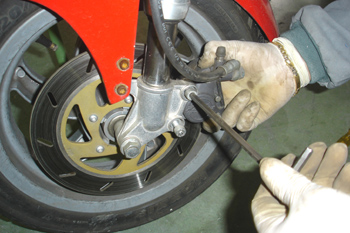 Ciclomotor. Montaje de pinza de freno