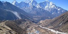 Río del Khumbu con vista al poblado de Periche