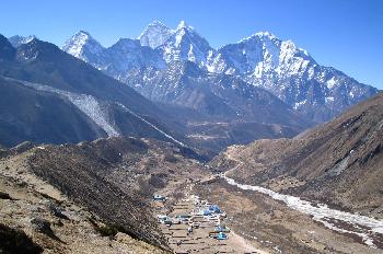 Río del Khumbu con vista al poblado de Periche