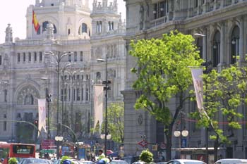 Gallardetes que adornan farolas