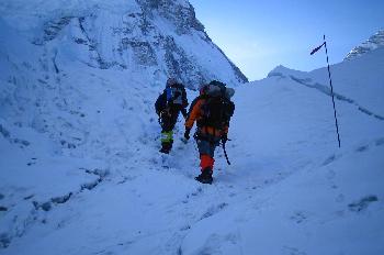 Escaladores subiendo una pendiente de nieve