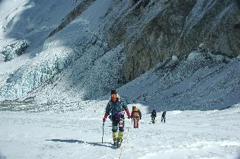 Escalador con equipo completo