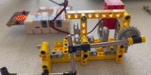 Construye con Nezha un mecanismo para transformar movimiento circular en lineal programando con MakeCode un motor 