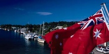 Bandera Australiana, con puerto de fondo
