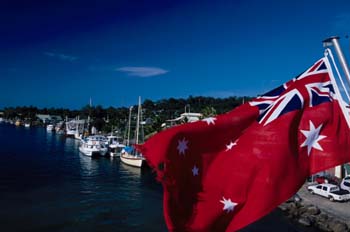 Bandera Australiana, con puerto de fondo