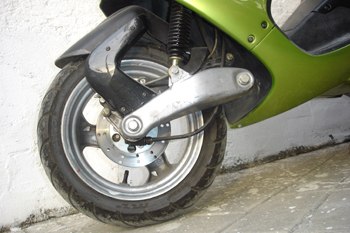 Ciclomotor. Suspensión delantera de brazo suspendido