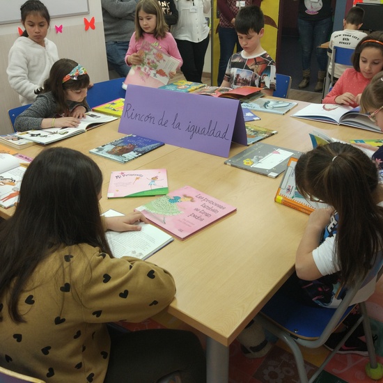 Visitamos la nueva biblioteca del colegio 9