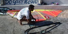 Windsurfista recogiendo su vela