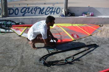 Windsurfista recogiendo su vela