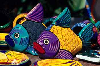 Figuras artesanas de peces de colores de Cabo San Lucas, México
