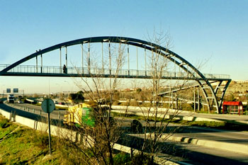 Puente colgante sobre carretera