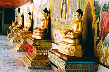 Budas dorados con frescos con escenas sagradas de fondo, Tailand