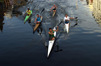 Practicando piragüismo en los canales de Gante, Bélgica