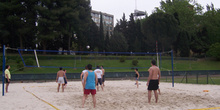 Chicos jugando al voley-playa