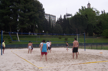 Chicos jugando al voley-playa