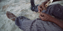 Pescador tejiendo red de pesca, Paraty, Rio de Janeiro, Brasil