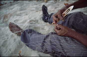 Pescador tejiendo red de pesca, Paraty, Rio de Janeiro, Brasil