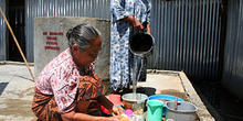 Lavando la vajilla, campo de refugiados de Melaboh, Sumatra, Ind