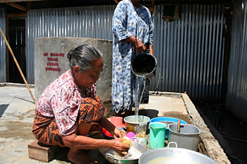 Lavando la vajilla, campo de refugiados de Melaboh, Sumatra, Ind