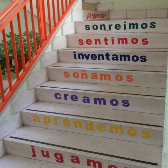 Escalera edificio primaria.