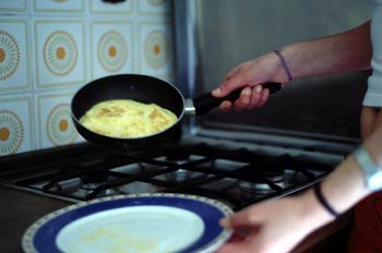 Pasar la tortilla al plato