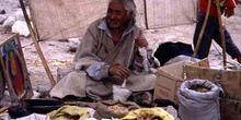 Vendedor hilando, Ladakh, India