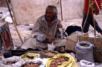 Vendedor hilando, Ladakh, India