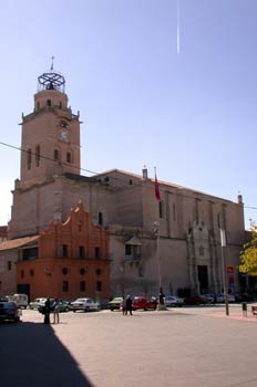 Edificación con torre