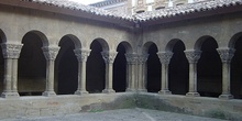 Vista de una esquina del claustro, Huesca