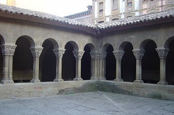 Vista de una esquina del claustro, Huesca