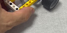 Utiliza las piezas de Nezha para hacer construcciones que se muevan como un coche usando piezas cónicas