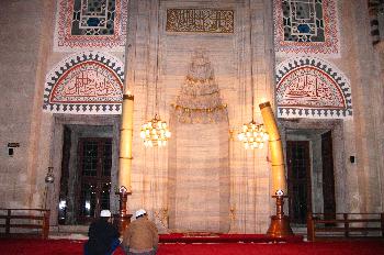 Personas rezando en una mezquita, Estambul, Turquía