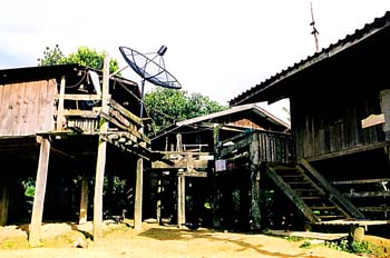 Casa de madera con parabólica, Tailandia