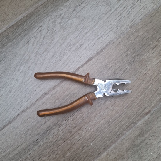 Alicate universal abierto