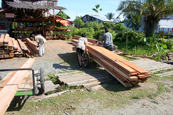 Almacén de madera, Melaboh, Sumatra, Indonesia