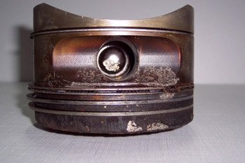 Pistón de un motor completo corroído y erosionado