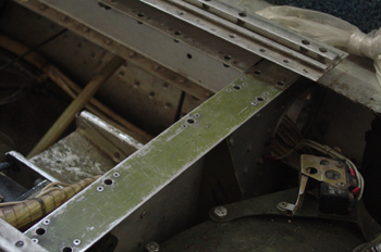 Formero de piso del fuselaje