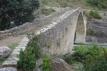 Pretil del puente sobre el río Isábena. Huesca