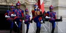 Cambio de guardia en el Palacio Presidencial en Lima, Perú