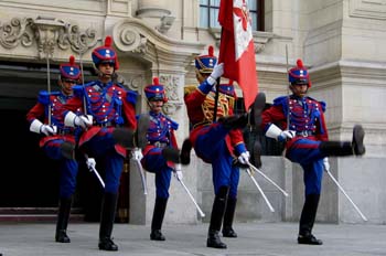 Cambio de guardia en el Palacio Presidencial en Lima, Perú