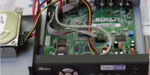 DVR abierto durante la instalación del disco duro