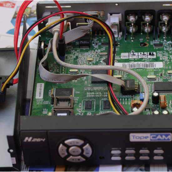 DVR abierto durante la instalación del disco duro