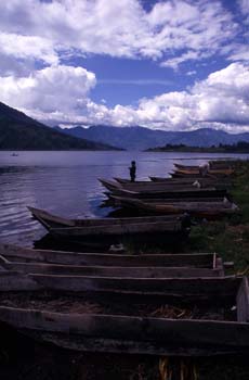 Barcas de fondo plano en el lago Atitlán, Guatemala