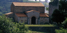 Vista desde el noroeste de la iglesia de Santa María de Bendones