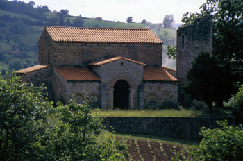 Vista desde el noroeste de la iglesia de Santa María de Bendones