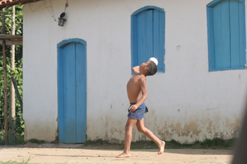 Chicos de Quilombo jugando al balón, Sao Paulo, Brasil