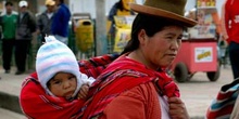 Mujer peruana con su niño a cuestas, Perú